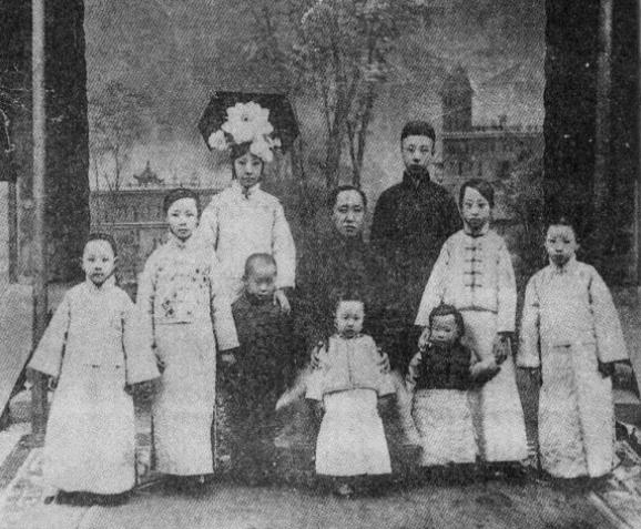 溥仪的叔叔载涛有一妻三妾，1950年，《婚姻法》要求夫妻为一夫一妻制。载涛可为难
