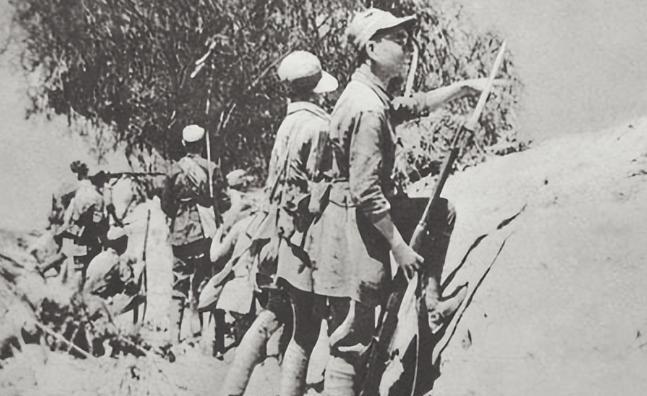 1943年，新四军2营正要打日军伏击，一大嫂忽跪求营长：求求你们，放过这些日军。