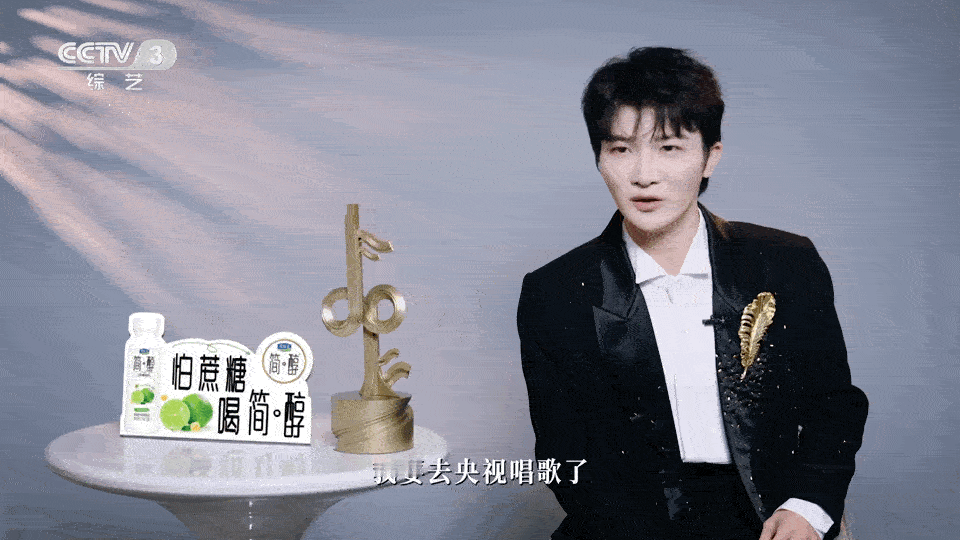 央视舞台的灯光曾照见周深最初的梦想！从网络到央视，他像对待初恋般珍惜每个舞台。那