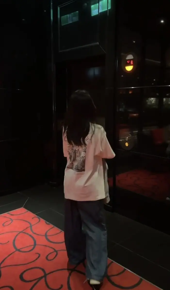 小玥儿跟爸爸一起吃法餐，父女俩很温馨。冰雨哥又飞台北陪孩子了，带小玥儿...