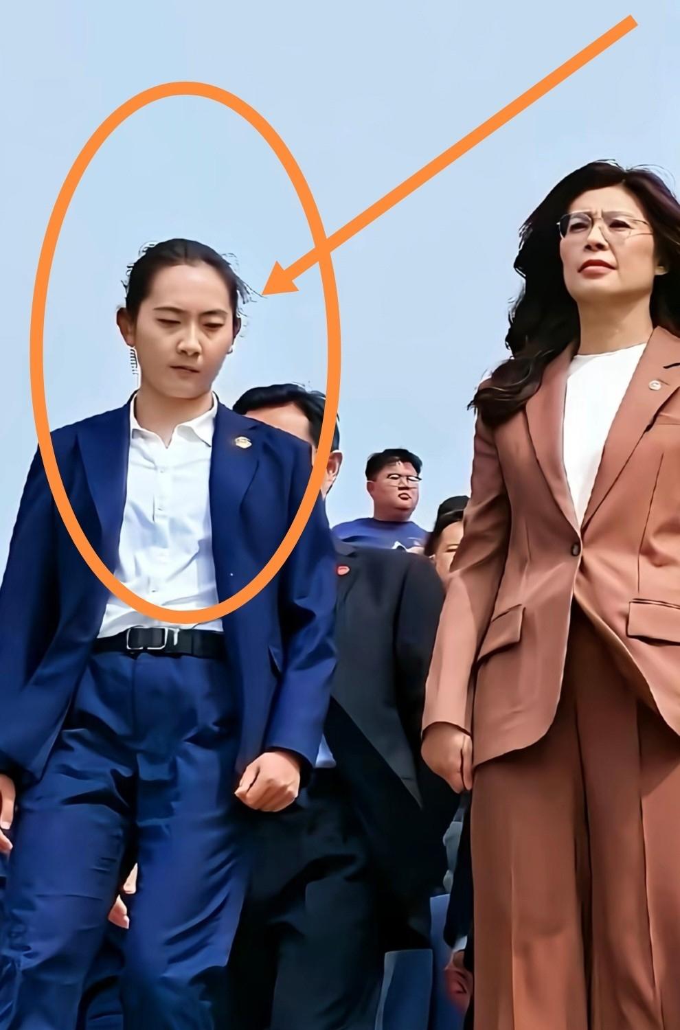 一位身材瘦瘦的姑娘站在中山陵的台阶上，镜头刚扫到她，就有人在评论里说她看着太单薄