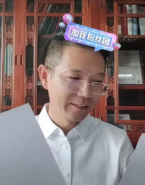 这明摆着是刁难，同一天开三会，难道有分身术？更令人匪夷所思的是，李律被打一案在没