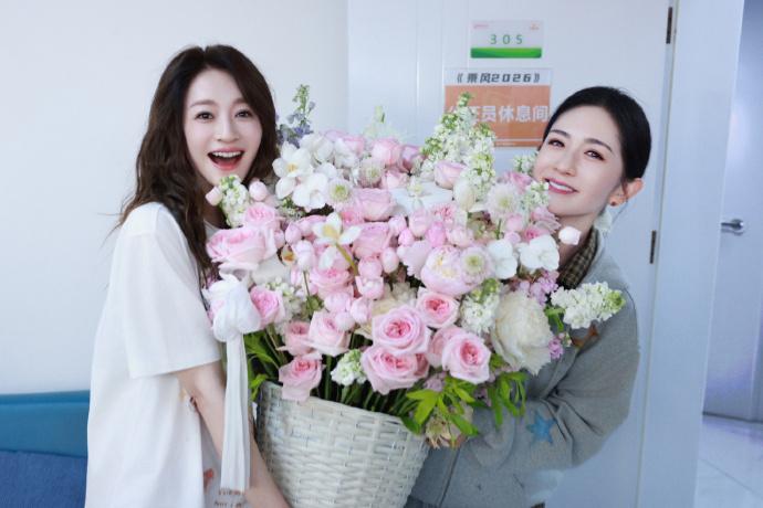 最近浪姐们给李小冉过生日，整个画面看上去特别的温馨，李小冉也感觉幸福极了。她
