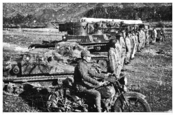 1944年，一名中国士兵在废墟中面对日军坦克，巴祖卡和铁拳二选一：他用生命验证的