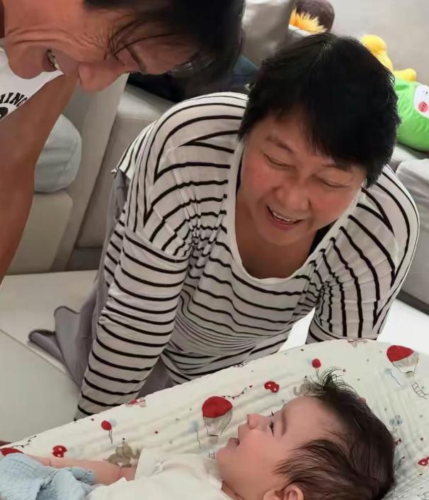 梁家辉和老婆一起探望混血外孙，外公和外孙对视的画面好温馨！