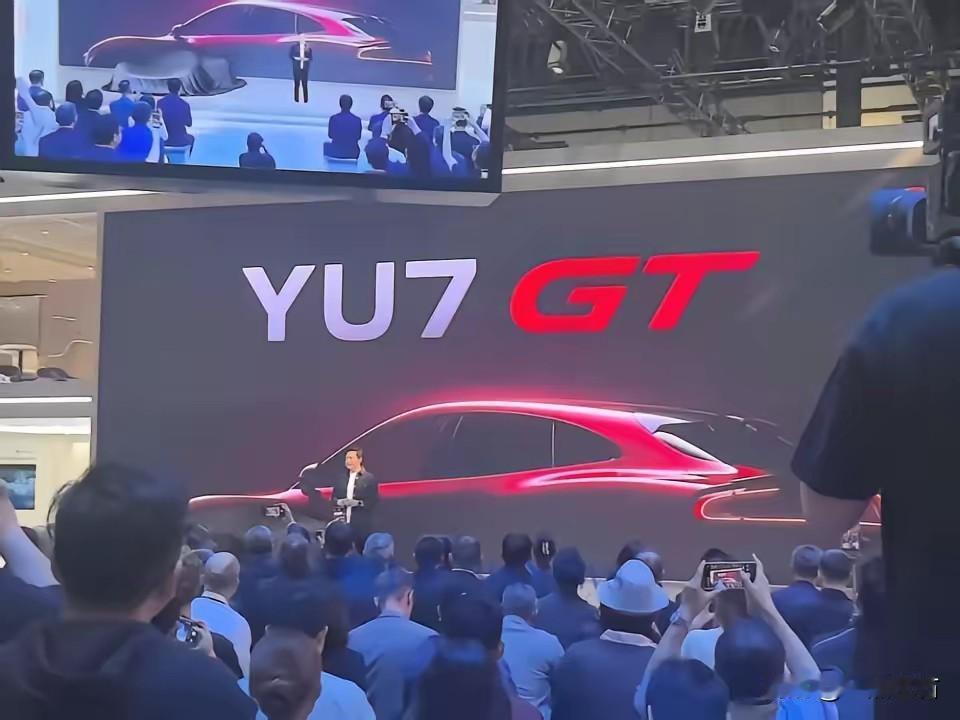 雷军在北京车展玩了把大的：不秀新车秀"事故"！直接把撞过测试的SU7摆C位——撞