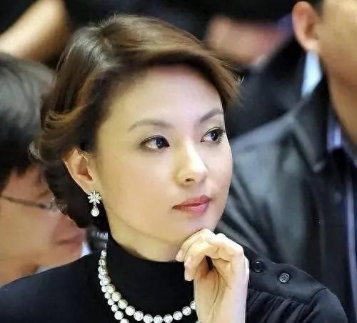 央视最悲情女主播，男友获死缓，丈夫狱中离世，48岁孤身一人有这么一位央视的女主