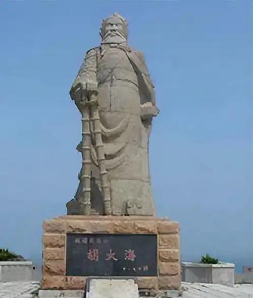 1362年，明军大将胡大海正在观看士兵操练，将领蒋英突然发难，率叛军一拥而上，