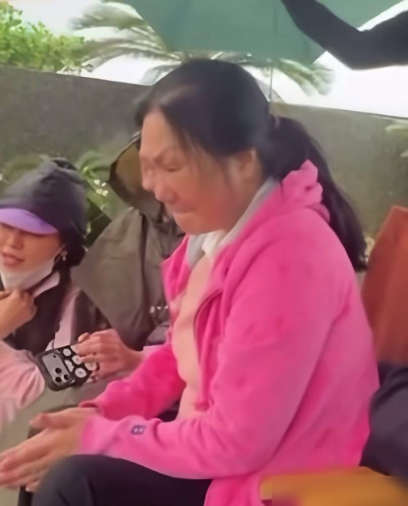 五十岁冥诞，小S穿着粉红色站在墓园里，开香槟，切蛋糕。没有香烛纸钱，只有她姐生前最爱的红叶蛋糕和满园
