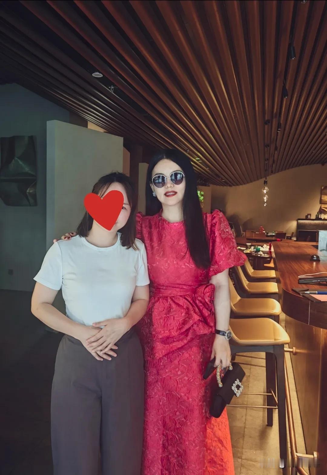 李湘现身长沙的一间餐厅，人瘦了，但是气场不减，生图状态看着好年轻。50岁的李湘