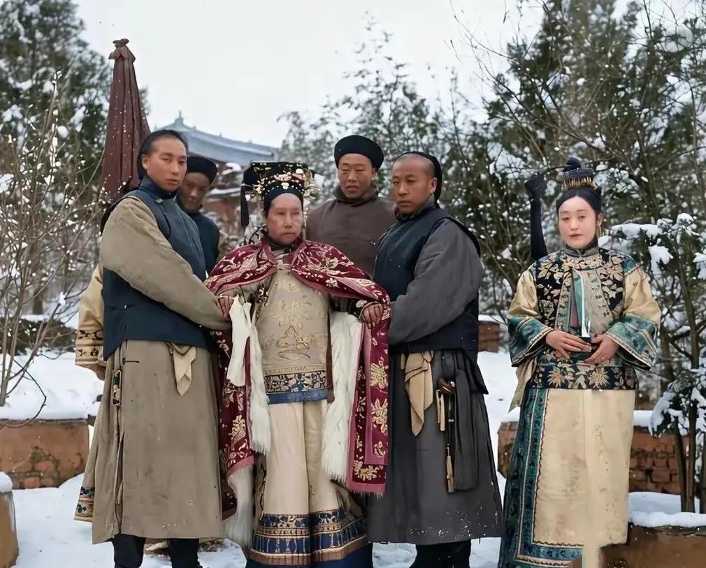 这张照片是慈禧太后1903年，在北京颐和园拍摄的，从背景图可以看出，这时正是冬天