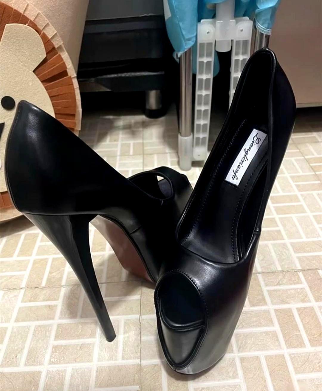 15厘米高跟鞋深夜咔哒声楼下保安以为谁家装修，其实是她把战靴留在卧室。