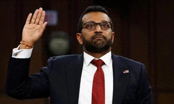 美国FBI局长卡什・帕特尔最近的操作比电视剧还魔幻，他不仅拿着纳税人的钱开豪华专