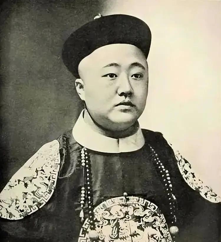 慈禧尸骨未寒，为何大清最精锐的北洋军瞬间“瘫痪”，连皇帝圣旨都成了废纸？这究竟是
