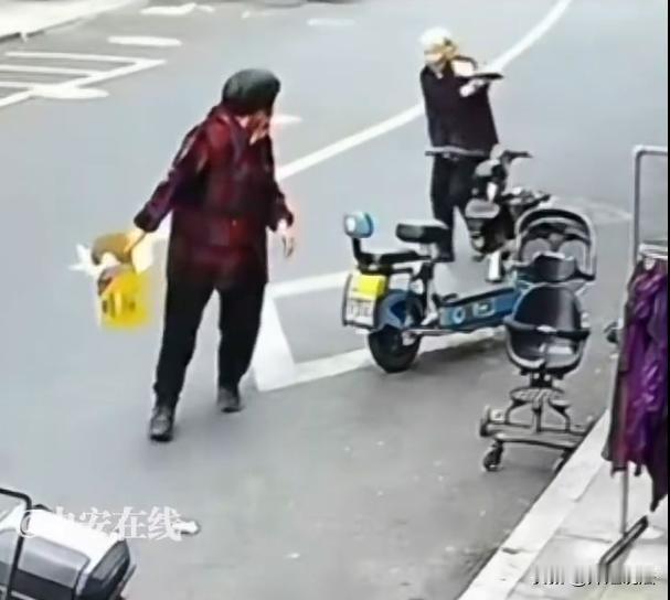 浙江，一位老人将人家送给她的纸箱子放在路边，因为手脚不方便就分两次取回。第二趟回