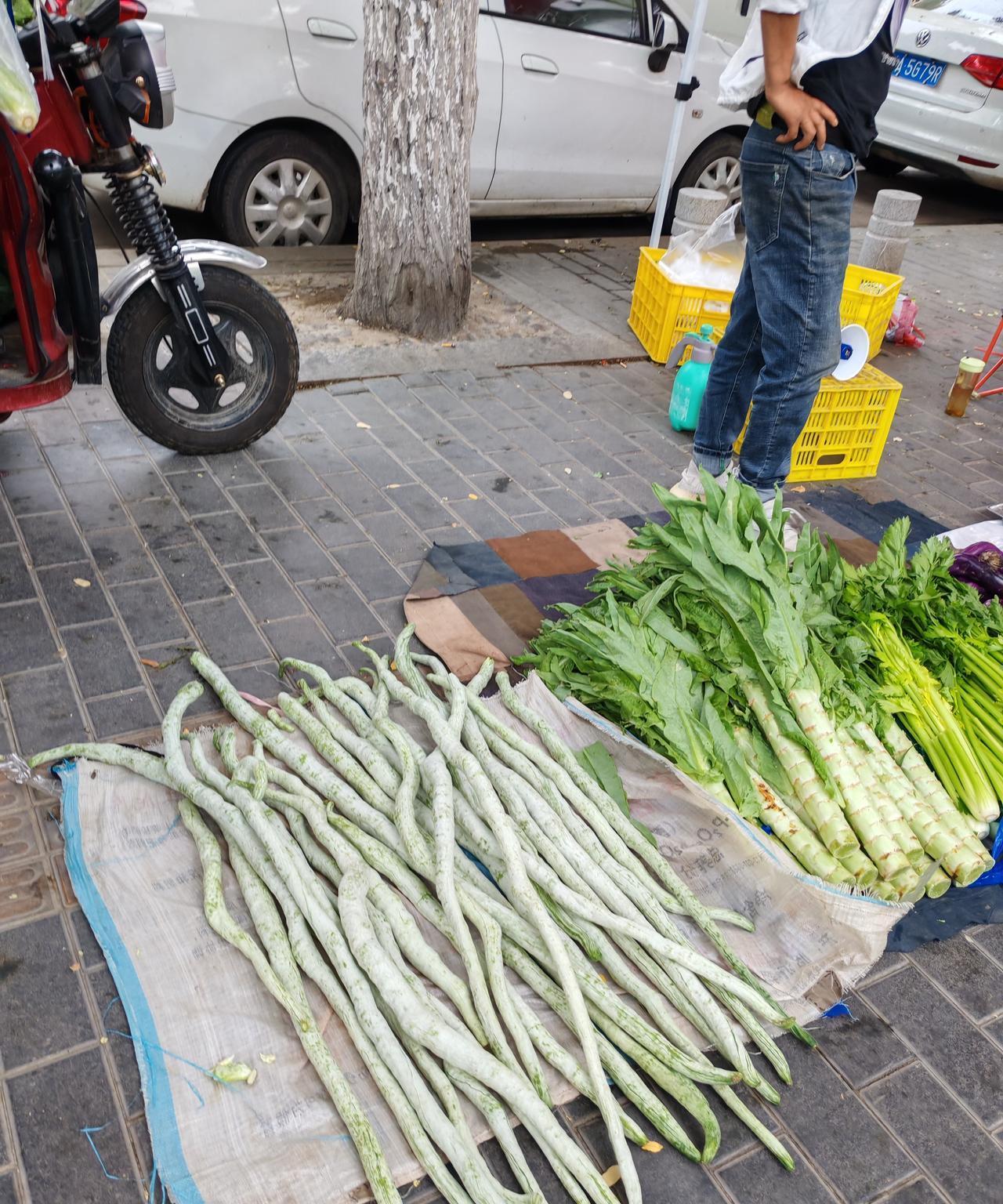 据说这个菜做红烧肉是绝配。这是我昨天在路边拍摄到的两张图片，看到路边摊卖这种奇