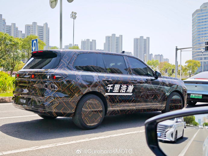 来看两张新车谍照：1、这种伪装和拍照角度，明显是“奉旨泄密”，也就是事实上的预热