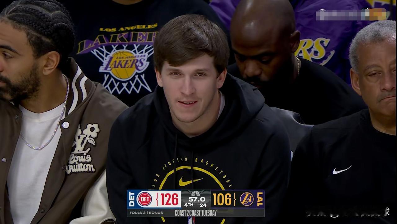 湖人三当家里弗斯真是太幸灾乐祸了！在今天湖人主场迎战活塞的比赛中，当时比赛进行到