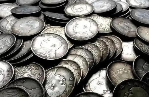 1917年，40岁军阀王德庆病逝。临终前，他偷偷留给17岁小妾30万大洋，嘱咐小