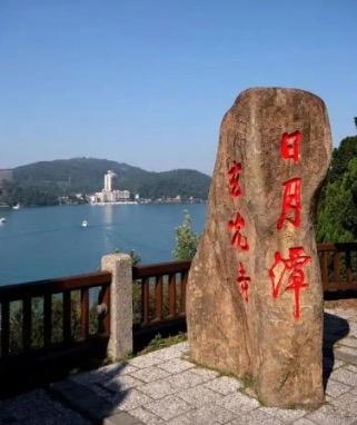 台湾现在只有两条路，要么接受和平统一，实行“一国两制”，要么等着我们亲自过去，变