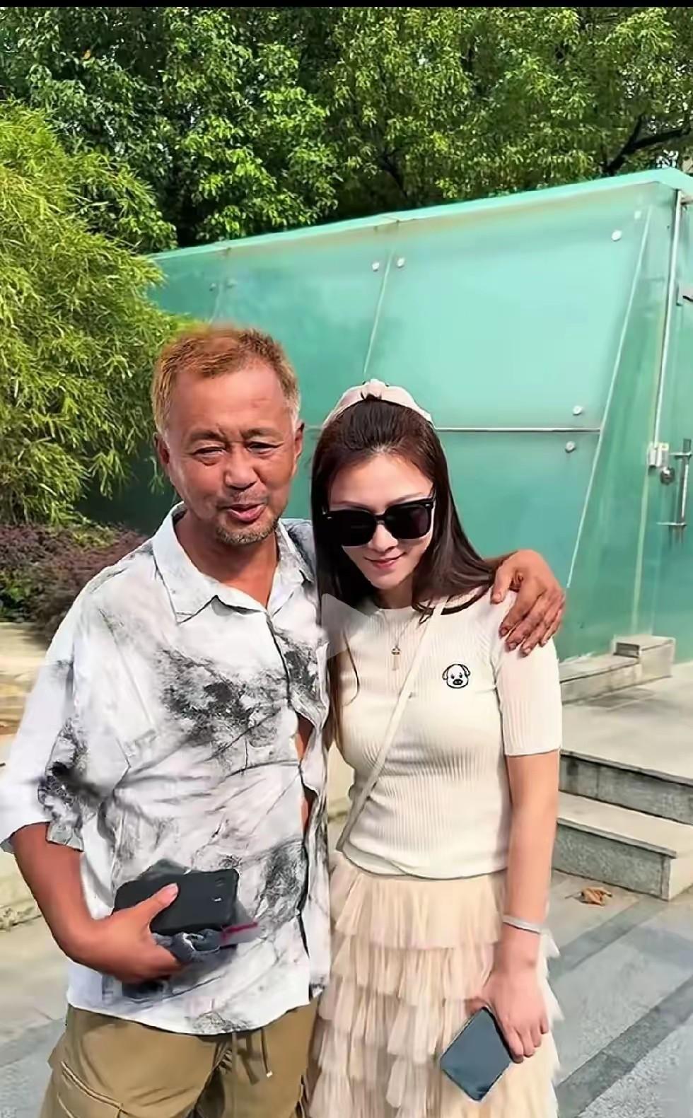 正所谓“英雄难过美人关”，沈巍在晓晓面前，有一种情窦初开的感觉，只是我不看好他们