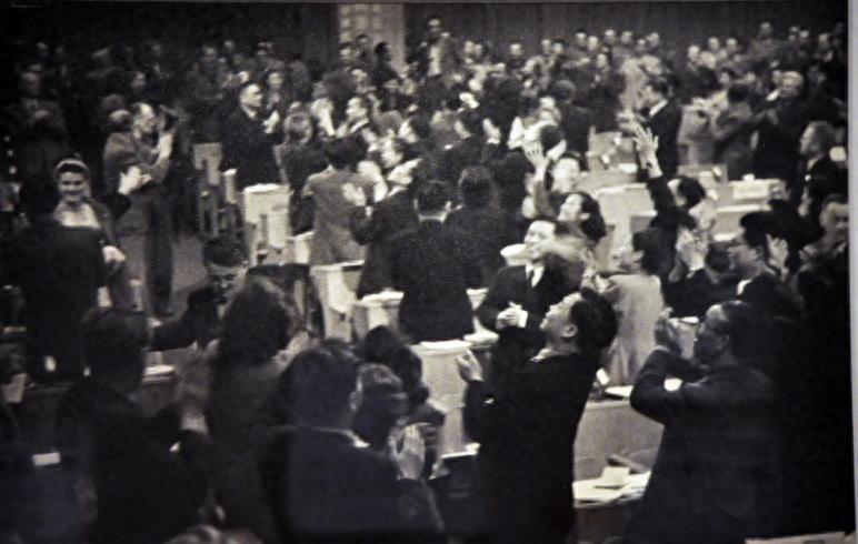 新中国国歌一歌词引发讨论，1949年毛泽东采纳周恩来建议，如何处理歌词争议？1