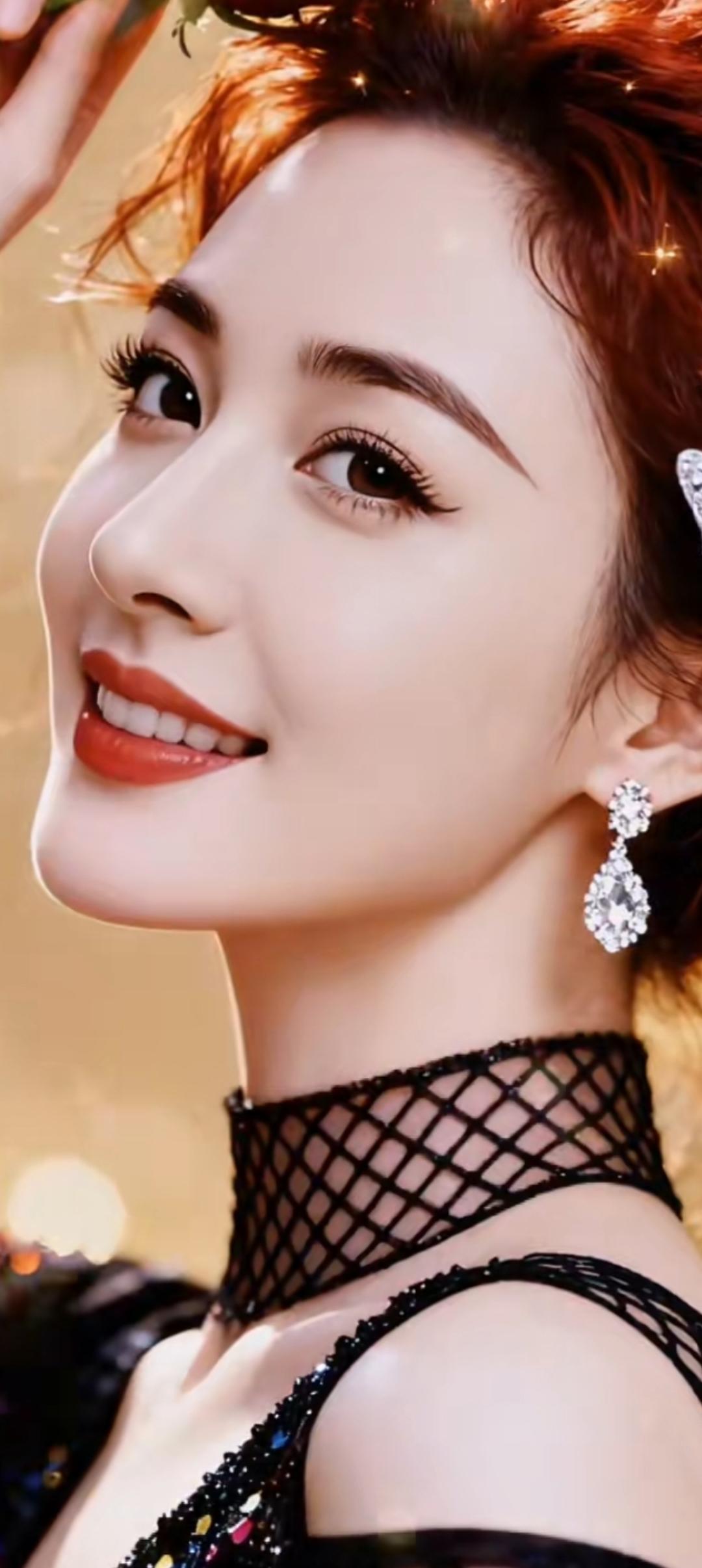 ✨闪亮红唇，优雅黑纱，闪耀耳环，迷人微笑✨