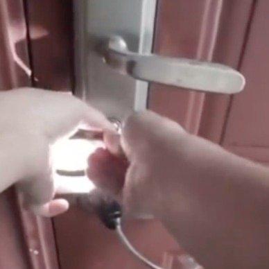 最近安徽合肥有个事儿闹得挺大：一个女大学生聂女士，半夜回家发现钥匙忘带了，赶紧在