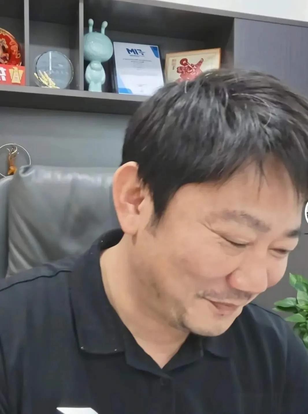广西洪灾，各方都在出力。看到捐款名单里有张雪——500万现金，再加四台越野摩托和