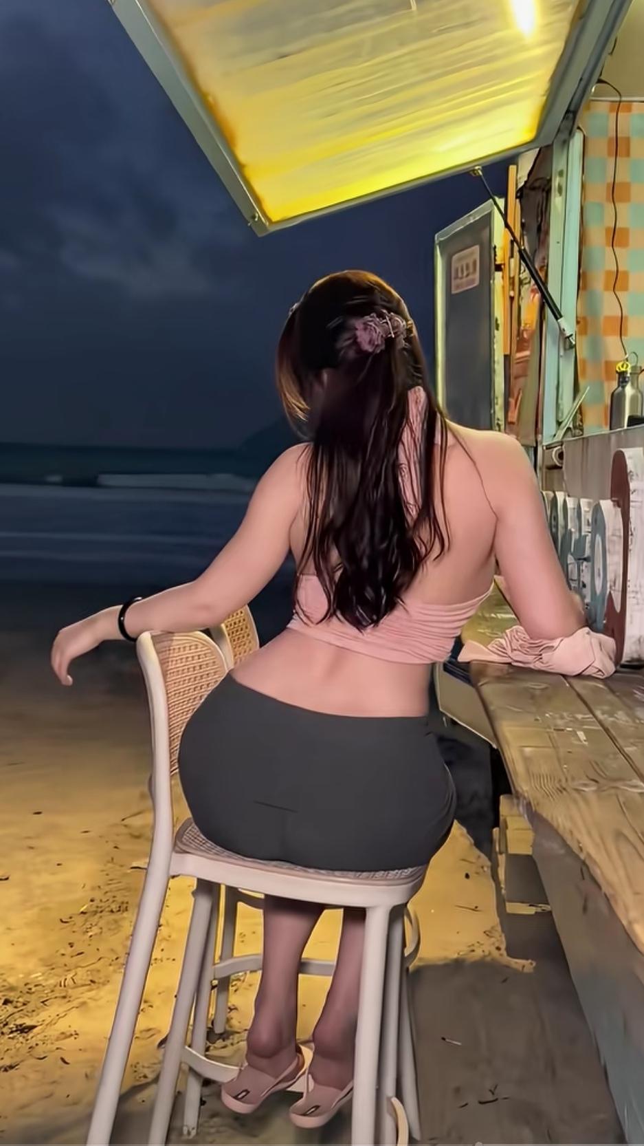 月下轻抚琴，海风拂面来。