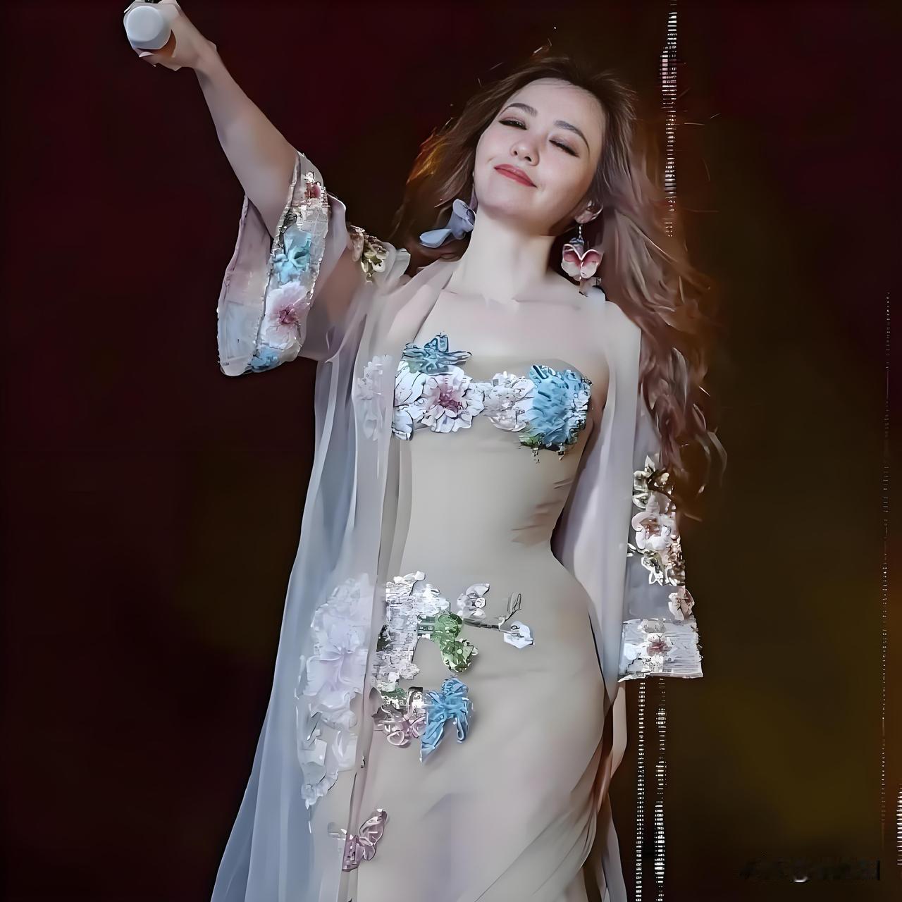 张靓颖敦煌裙炸穿热搜,被爆太“露”?张靓颖于上海开启巡演,身着一袭“敦煌壁画