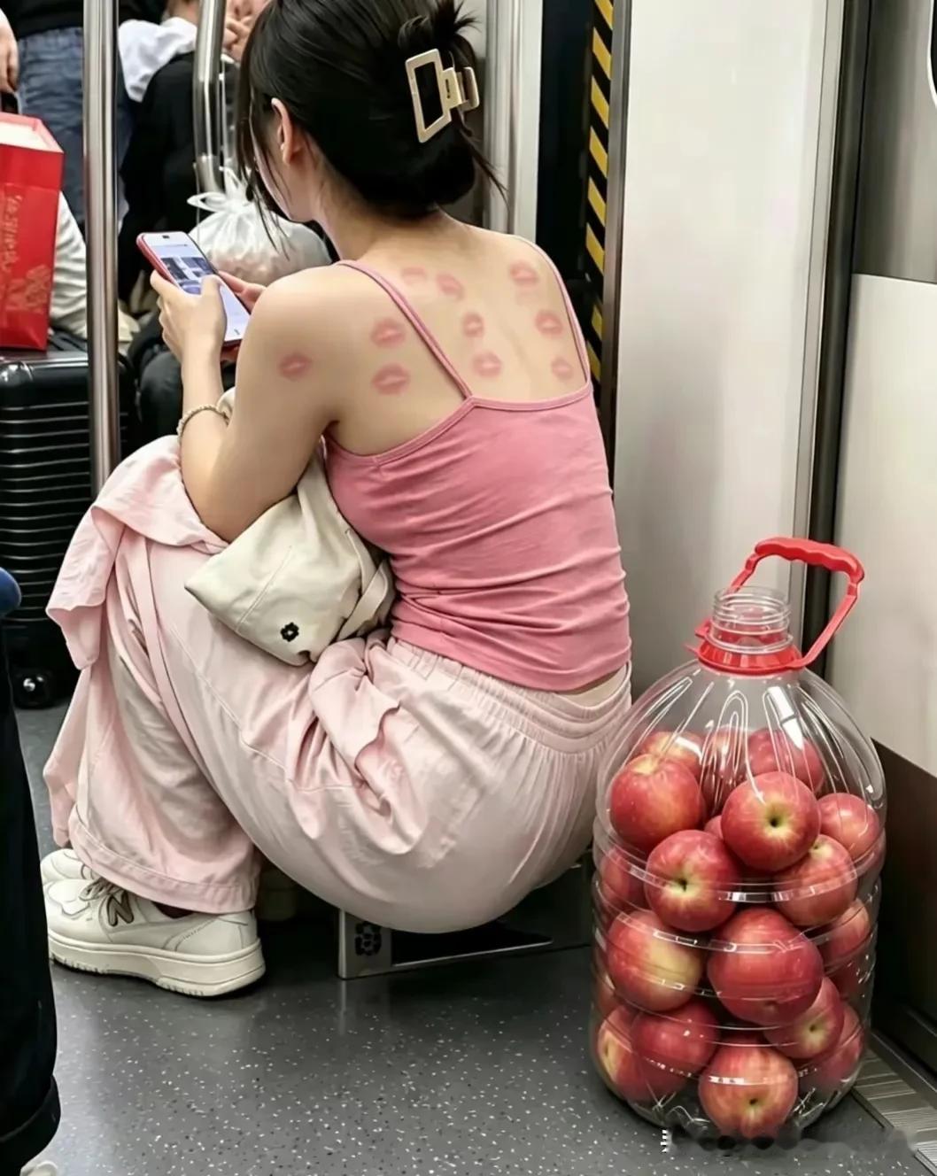 在地铁上看到一名女子正坐在门口看手机，我站在她身后看了许久，有两个地方让我百思不