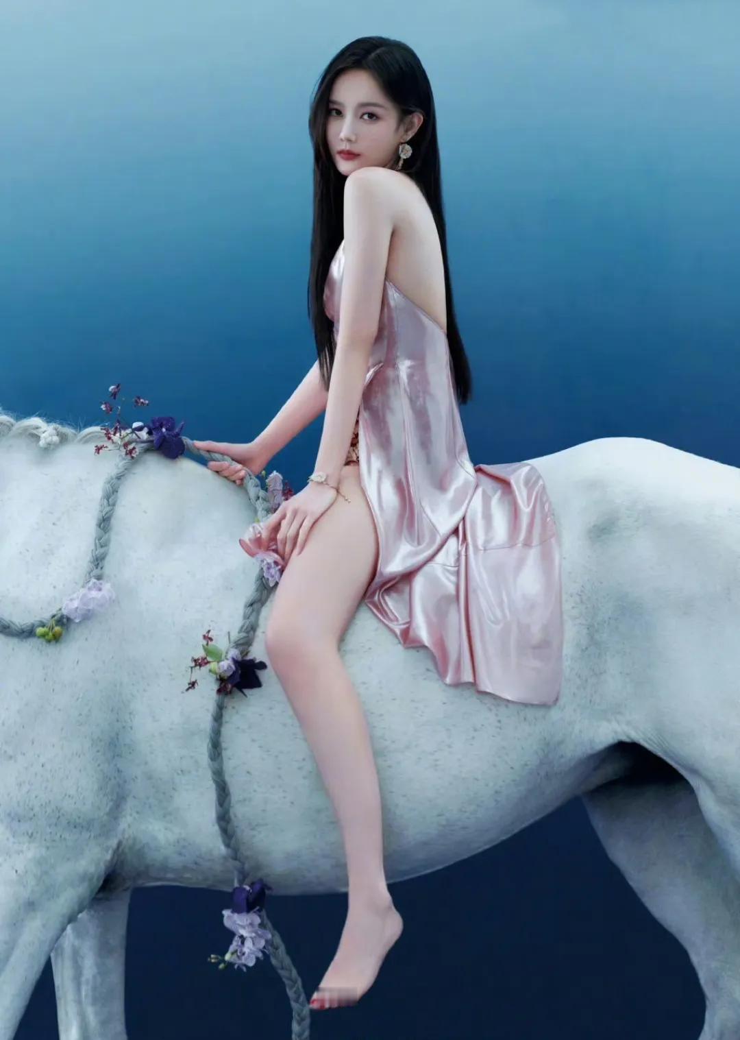 惊艳！李一桐新造型美出新境界家人们，李一桐又双叒叕惊艳众人啦！这次她以一袭