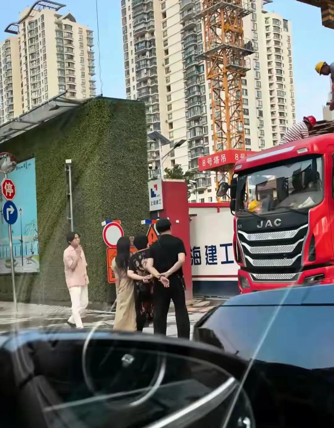 伊能静秦昊夫妻带上父母现身工地现场！这是去看房的施工现场，又买房了吗？真让人