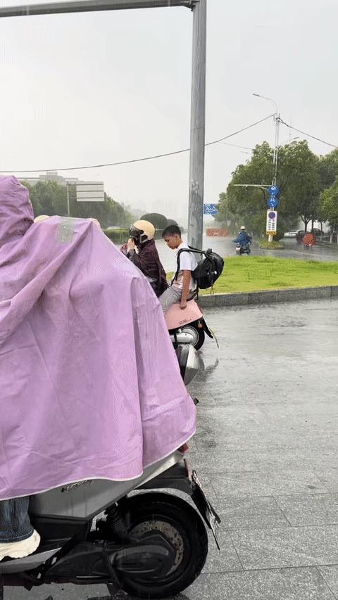 小孩哥：妈妈下雨了你知道吗？妈妈：废话，你没看到我都穿雨衣了吗！
