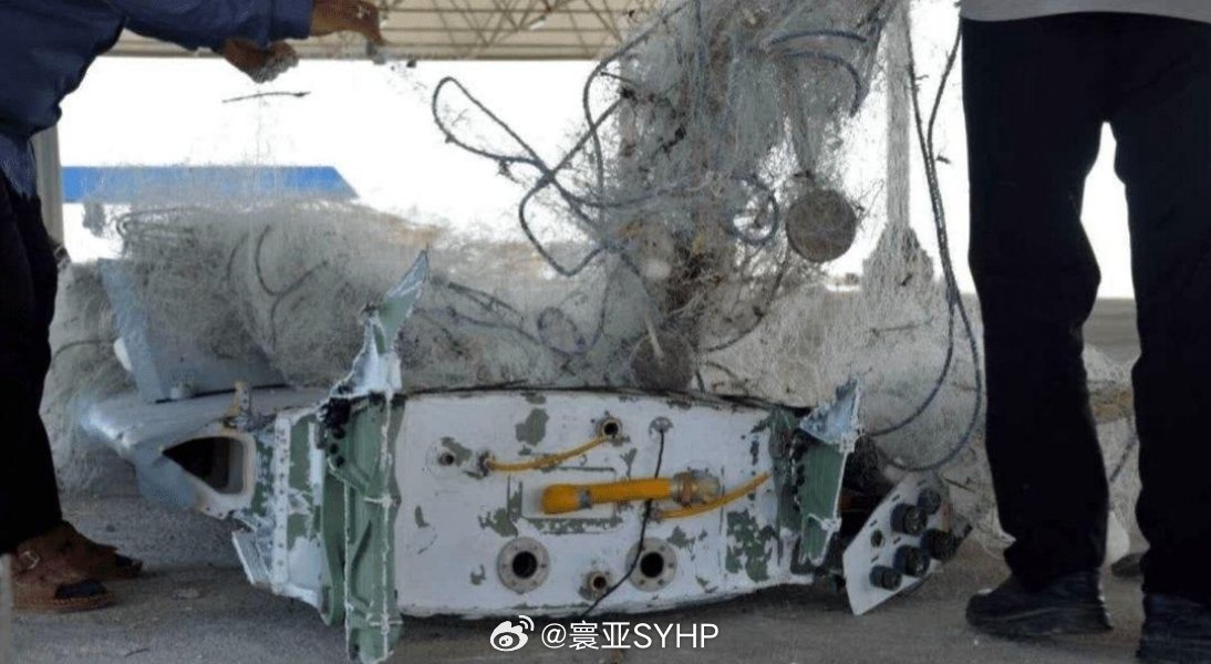 伊朗渔民打捞到美军MQ-9无人机残骸伊朗代耶尔港的渔民在波斯湾打捞到了美军MQ-