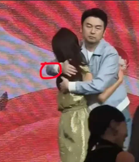 雷佳音这一抱，把娱乐圈的“假把式”全抖落了-雷佳音这舞台一抱，赶上那尔那