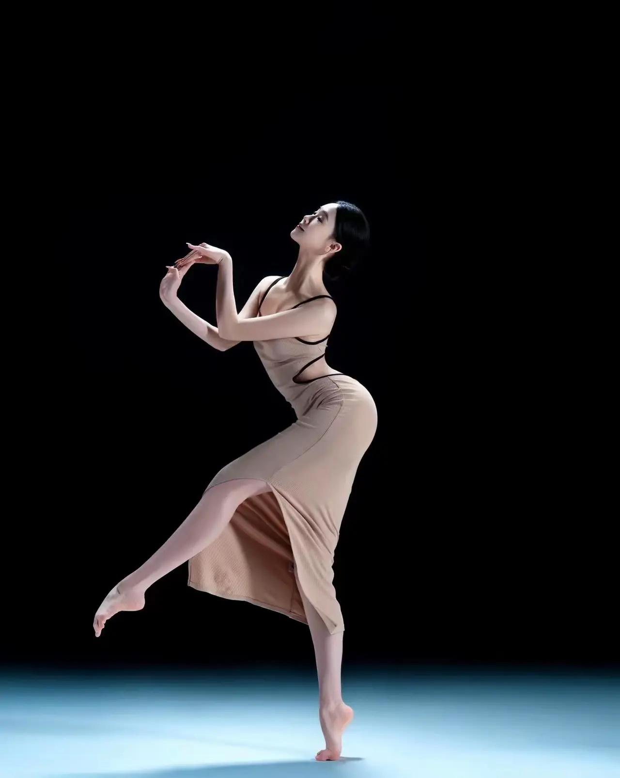 一眼沦陷的神级美图舞蹈演员的优美身姿你喜欢哪一种气质的美人?