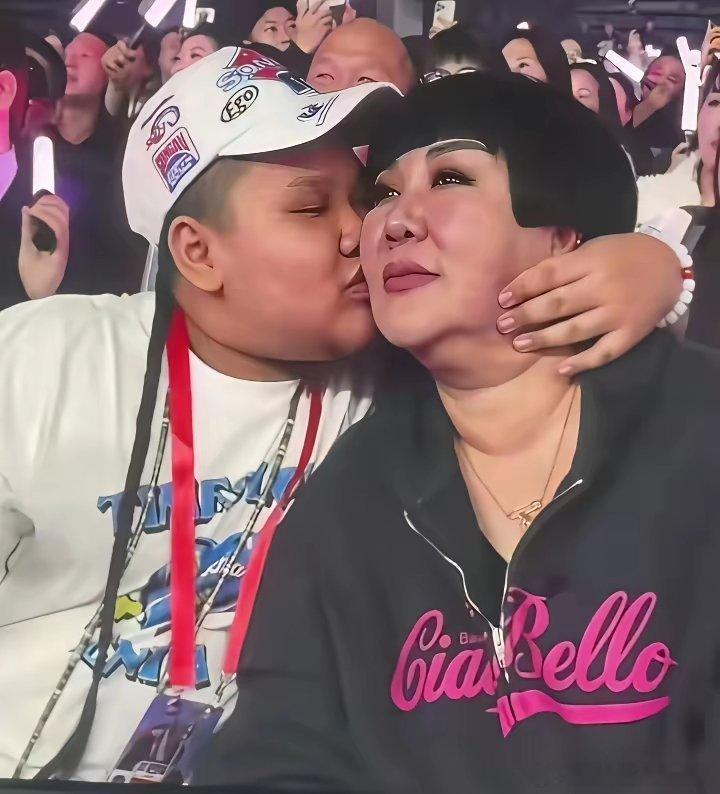 郭德纲小儿子和他妈妈真是一个模子刻出来从面相看，一家人生活条件不错，个个都是红光