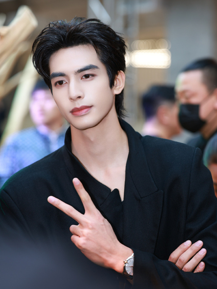 1、鞠婧祎的《万花世界》项目延期了，大约5月左右才能开机。2、宋威龙接下来会官宣