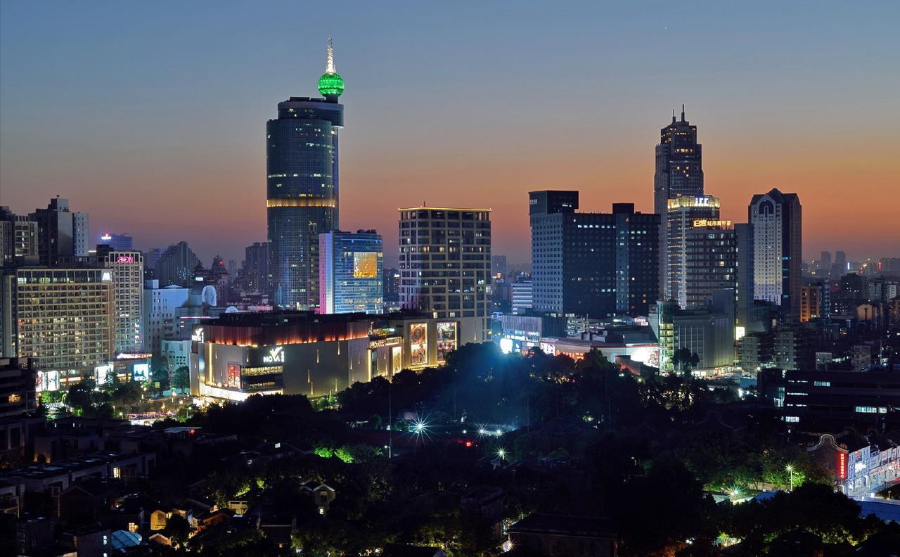 2015年11，佛山房价均价6117元；2016年11，佛山房价均价6984元