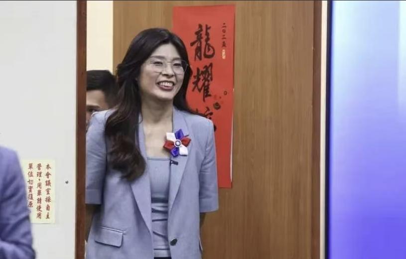 北京的“耐心”，正在被“两线夹击”所耗尽！说白了，郑丽文上台之后，露出了她的