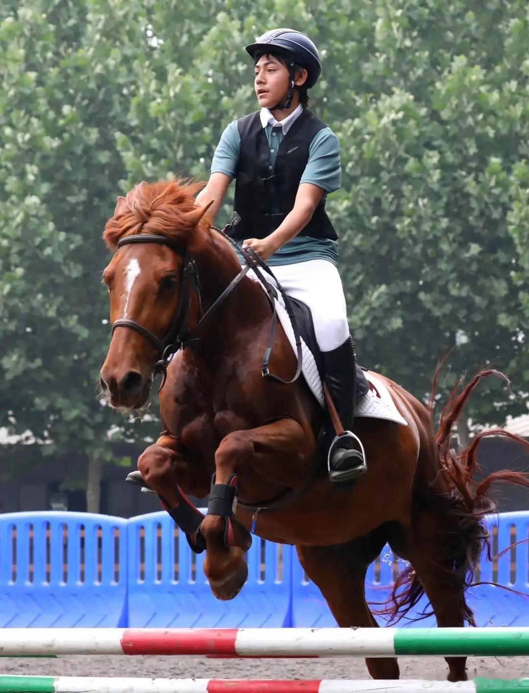 刘烨妻子安娜晒儿女骑马照，15岁诺一帅气有型，14岁霓娜又飒又美！