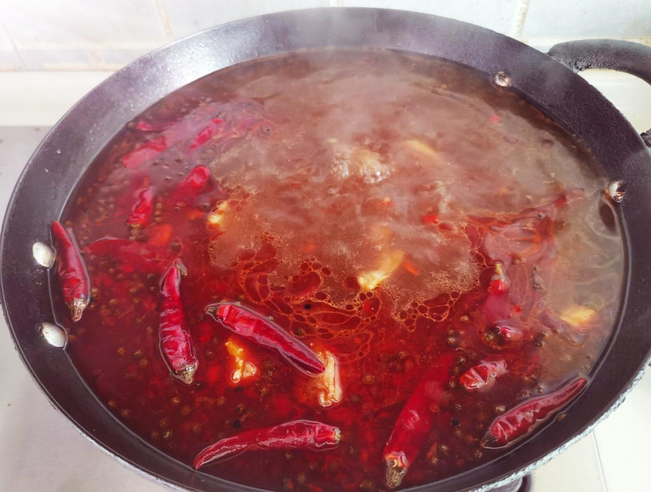 炖牛腩火锅，我一般不用火锅底料。四川的火锅底料大多数牛油味太浓，一餐饭吃下来