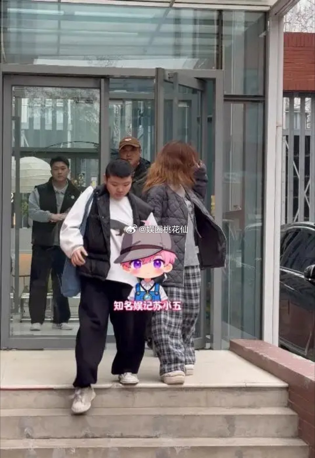 娱乐圈近日趣闻速递：张靓颖最近的状态引发热议，有网友发现她发型凌乱，整体看起来有