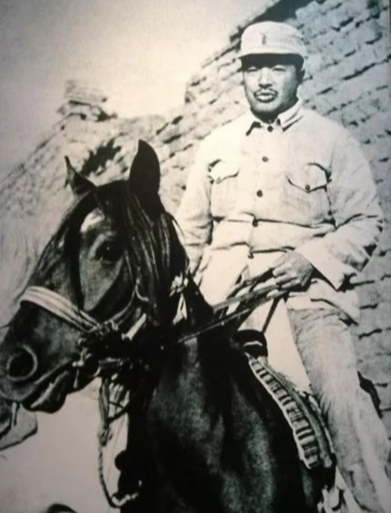 很多人印象里开国元帅的戎装照，都是笔挺将官服配英武骏马，这张抗战时期的贺龙元帅留