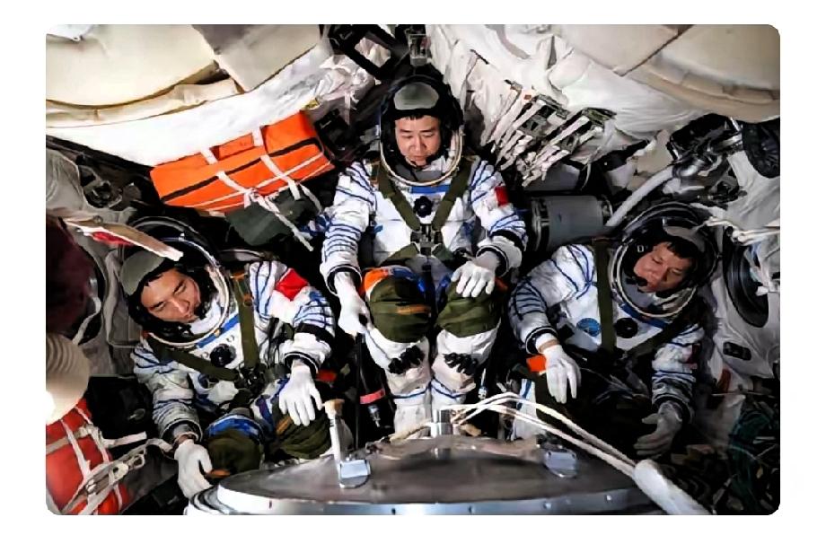 这波太空应急操作，全世界都看傻了，神舟二十号乘组换乘神舟二十一号，原来是因为