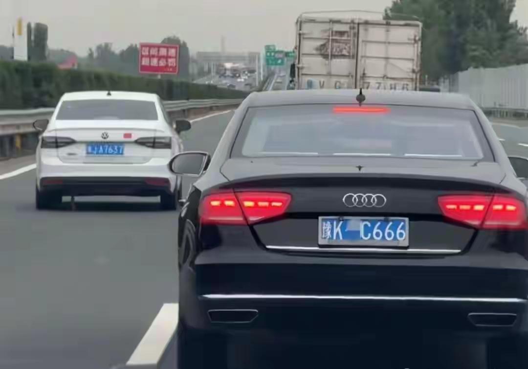 于东来开奥迪A8被偶遇，这车276万，眼尖的人发现，车标被抠了胖东来老板
