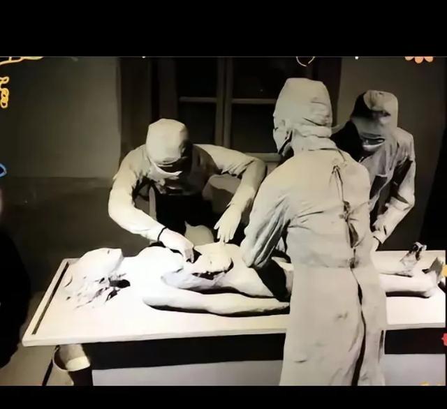 1941年3月，一中国女人四肢被固定在731部队的手术台上，全身的衣服被撕烂，嘴