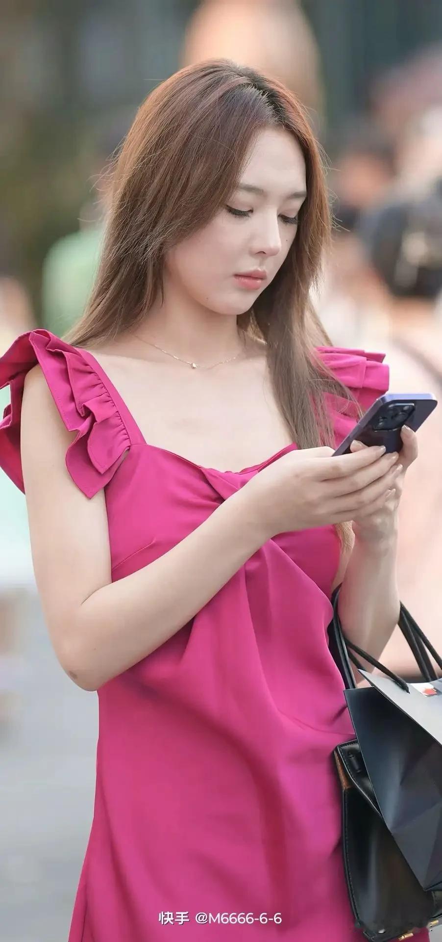 粉色连衣裙搭配黑色包包，元气满满的一天！💕👗👜